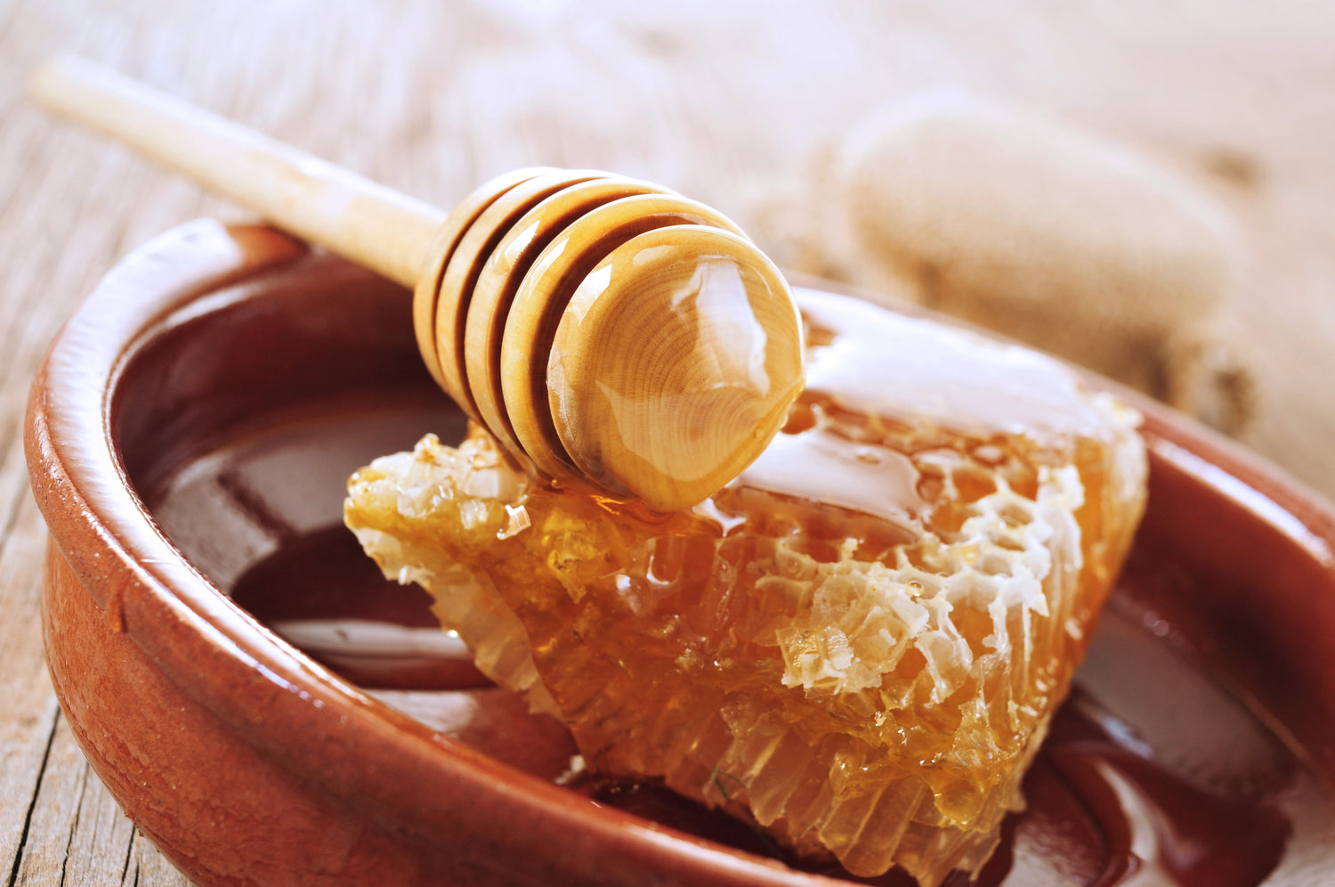 Can Local Honey <em>Really</em> Relieve Your Seasonal Allergies?